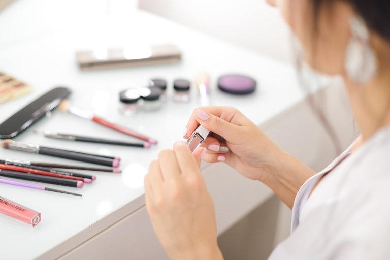 Maquillage : Les grandes tendances que vous verrez partout en 2023 !