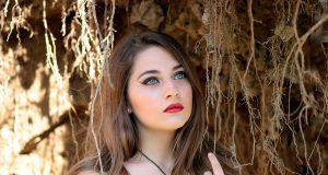 Lily Collins porte le rouge à lèvres le plus tendance de l’hiver ! rouge à lèvres tendances