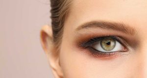 Le tuto de Cristina Cordula pour un maquillage des yeux en 5 min tuto Cristina Cordula maquillage des yeux