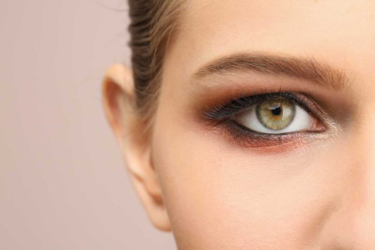 Le tuto de Cristina Cordula pour un maquillage des yeux en 5 min