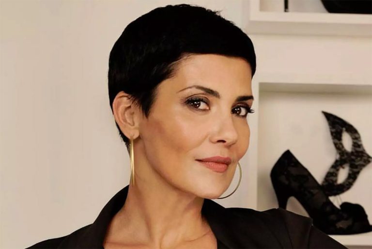 Cristina Cordula nous montre comment réaliser un maquillage années 90