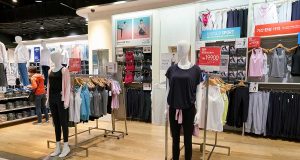 Nous craquons toutes pour cette jupe Mango rayée jupe Mango rayée