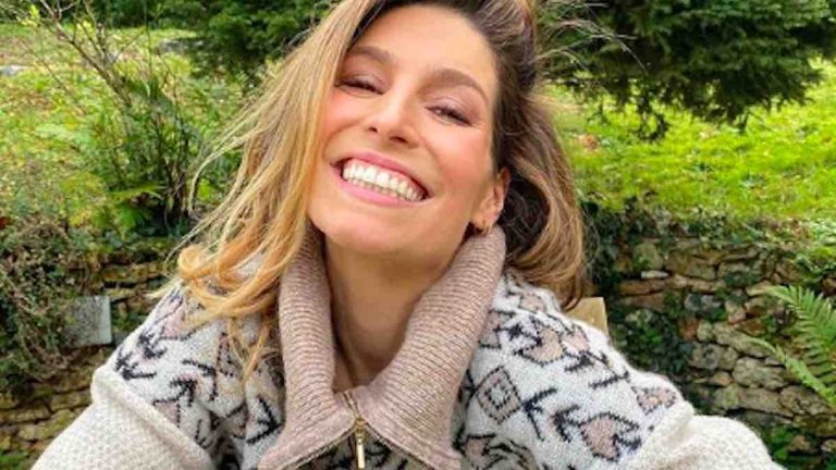 Laury Thilleman dévoile la couleur la plus tendance du printemps