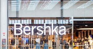 Ce pantalon parachute Bershka nous fait de l’oeil pantalon parachute Bershka