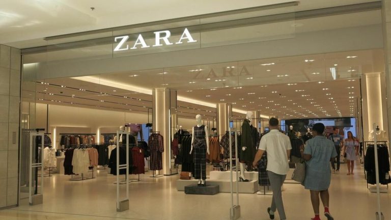 Les fashionistas craquent pour ce trench Zara en jean