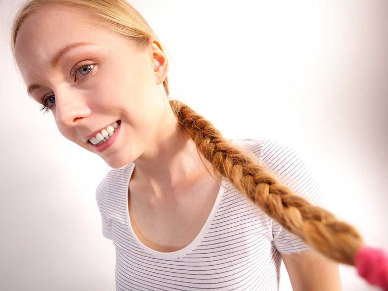 La tresse longue est la coiffure la plus prisée du printemps