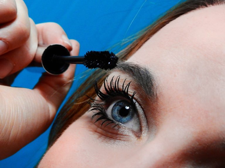 Appliquez votre mascara à l’envers pour des cils de rêve