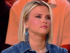 Kelly Vedovelli (TPMP) : elle affole ses fans avec un superbe soutien-gorge violet Kelly Vedovelli soutien-gorge violet