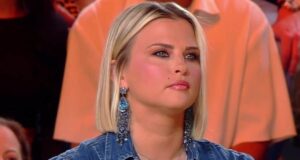 Kelly Vedovelli (TPMP) : elle affole ses fans avec un superbe soutien-gorge violet Kelly Vedovelli soutien-gorge violet