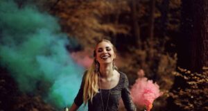 Pourquoi utiliser des fumigènes colorés pour animer vos événements ? fumigènes colorés