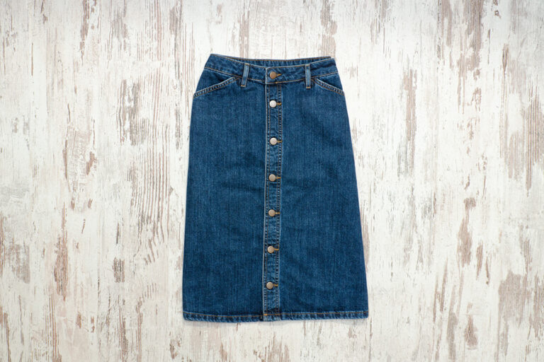 Comment porter une jupe longue en jean pour un look chic et décontracté ?