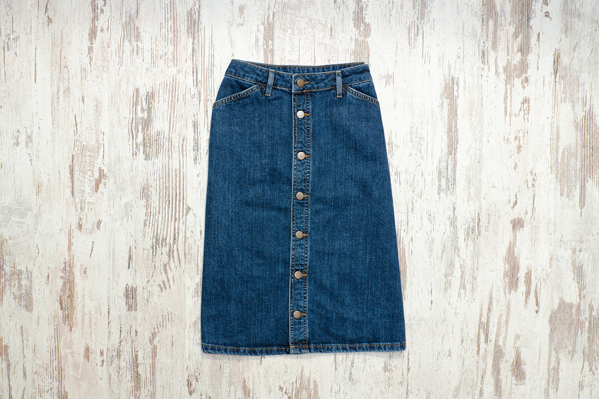Comment porter une jupe longue en jean pour un look chic et décontracté ?