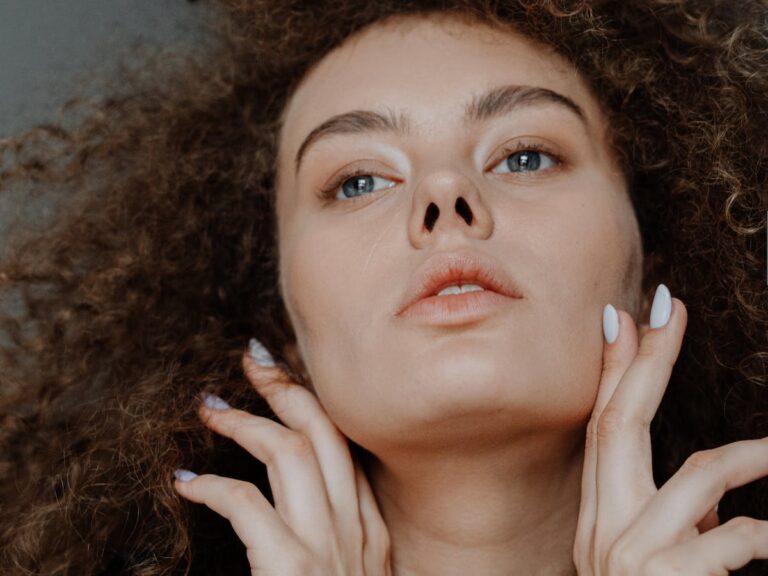 Eyebrow extensions ou Brow lift sourcils : que choisir ?