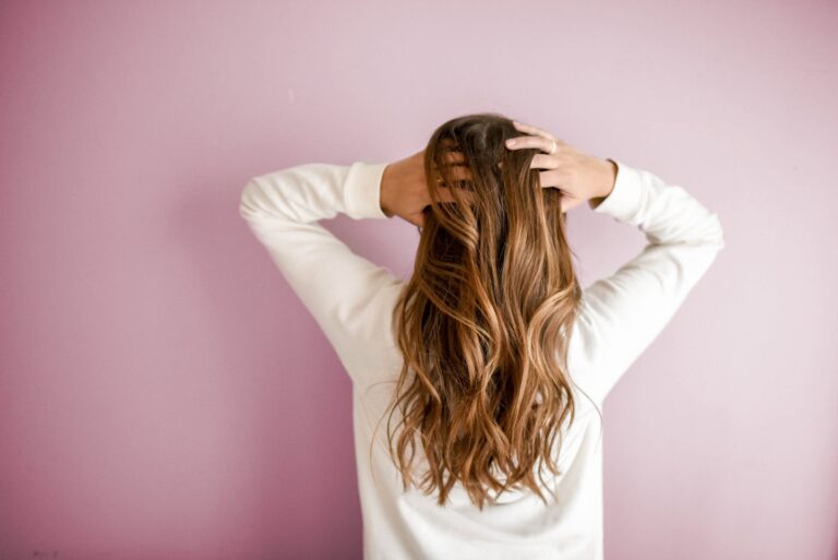 Cheveux et climat : les soins capillaires adaptés aux saisons