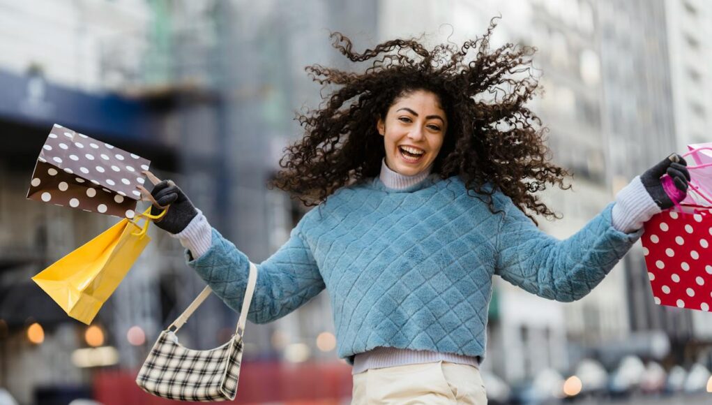 Layering mis en avant Fille explosant de joie