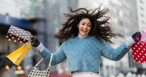 L’art du layering : Comment superposer vos vêtements avec style Fille explosant de joie