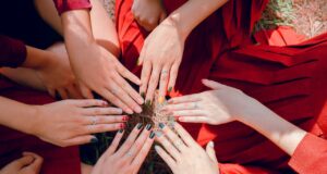 Maîtrisez la manucure maison en quelques étapes pour des mains douces, et des ongles parfaits Manucure en quelques étapes