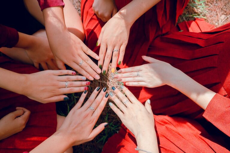 Maîtrisez la manucure maison en quelques étapes pour des mains douces, et des ongles parfaits