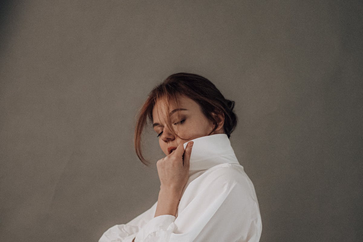femme en chemise blanche
