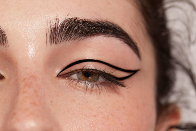 3 techniques d&rsquo;application pour que votre eye-liner tienne plus longtemps