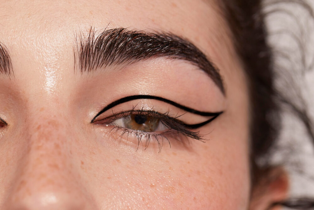 3 techniques d&rsquo;application pour que votre eye-liner tienne plus longtemps