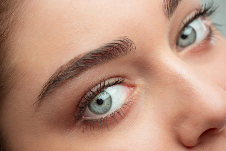 Les astuces pour des sourcils impeccables même par temps chaud