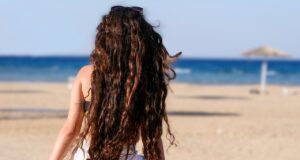 Les coiffures de plage tendances à adopter cet été coiffures de plage