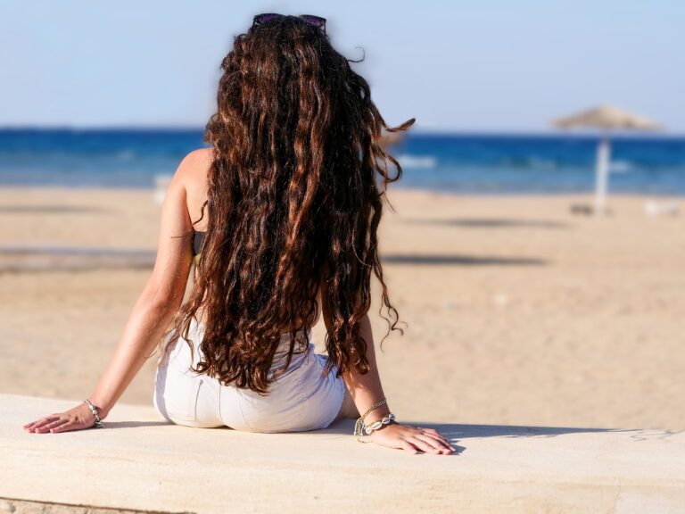 Les coiffures de plage tendances à adopter cet été