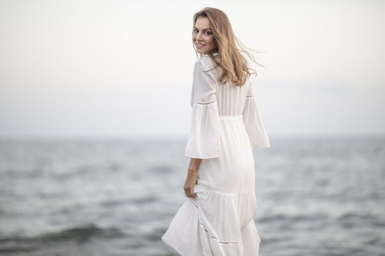 4 façons de porter une robe maxi pour un look élégant et décontracté cet été