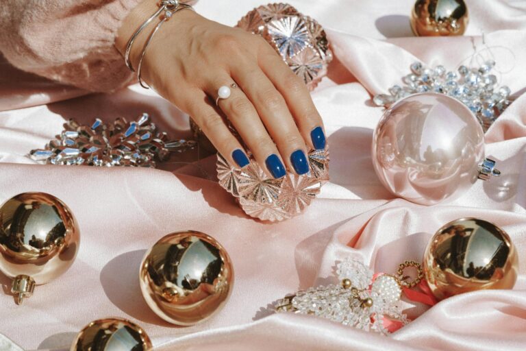Manucure marine : Idées de nail art inspirées des couleurs de l&rsquo;océan pour cet été