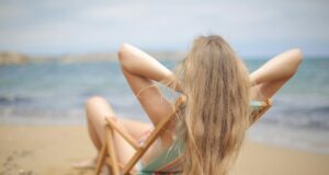 Comment réparer et hydrater vos cheveux après une journée à la mer ou à la piscine ?