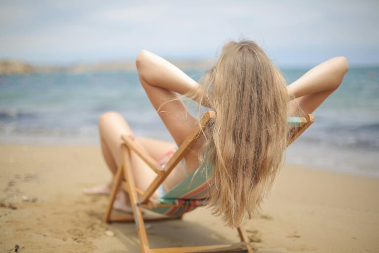 Comment réparer et hydrater vos cheveux après une journée à la mer ou à la piscine ?