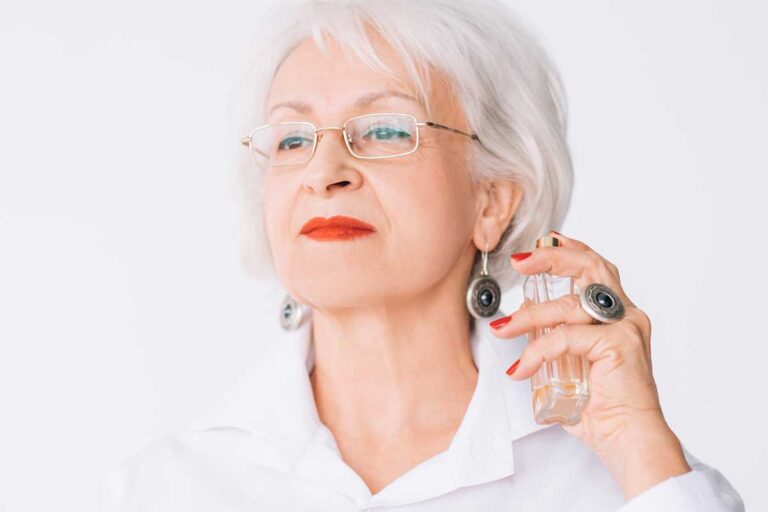 Coupes de cheveux tendances pour femmes de plus de 60 ans portant des lunettes