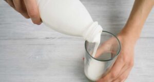 Lait végétal ou lait de vache : Lequel est meilleur pour votre santé ? La réponse va vous surprendre Lait végétal ou lait de vache