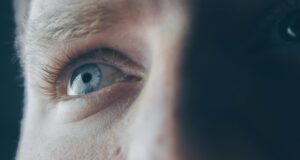 Lentilles et écrans : comment protéger ses yeux face à la fatigue numérique ?