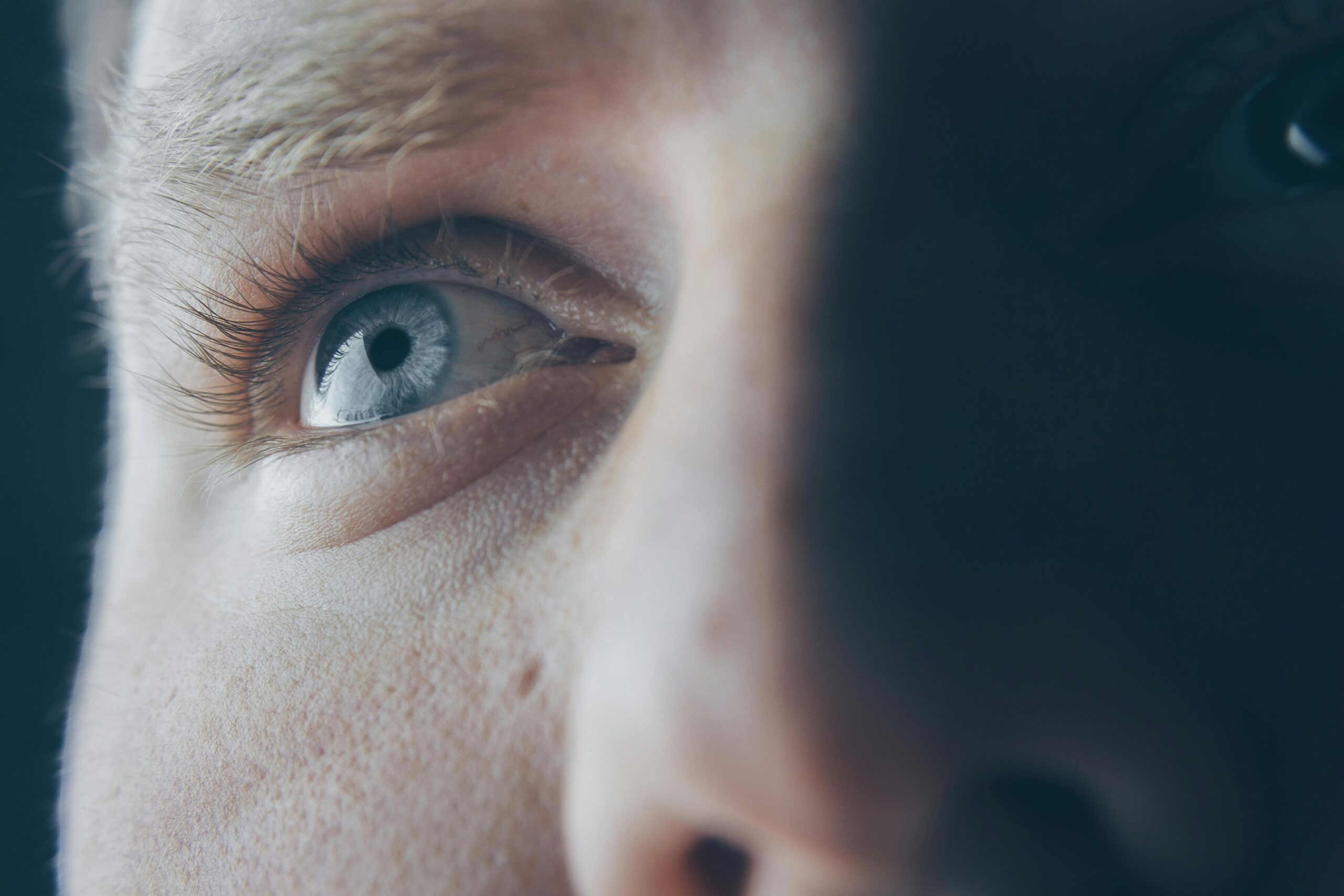 Lentilles et écrans : comment protéger ses yeux face à la fatigue numérique ?
