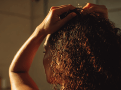 Cheveux bouclés : les secrets (très) discrets d’un lissage qui tient vraiment