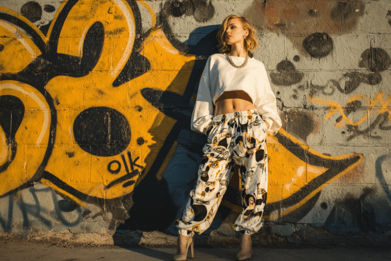 Underboob : la tendance mode qui bouscule les codes (et séduit les stars)
