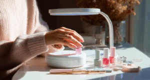Lampe LED ou lampe UV : la battle pour des ongles toujours au top