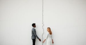 Monica Bellucci et Tim Burton : la fin d’une romance qui a marqué le cinéma et le cœur des fans