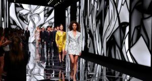 Défilé Saint Laurent printemps-été 2026 : le chic parisien réinventé entre muses et puissance féminine