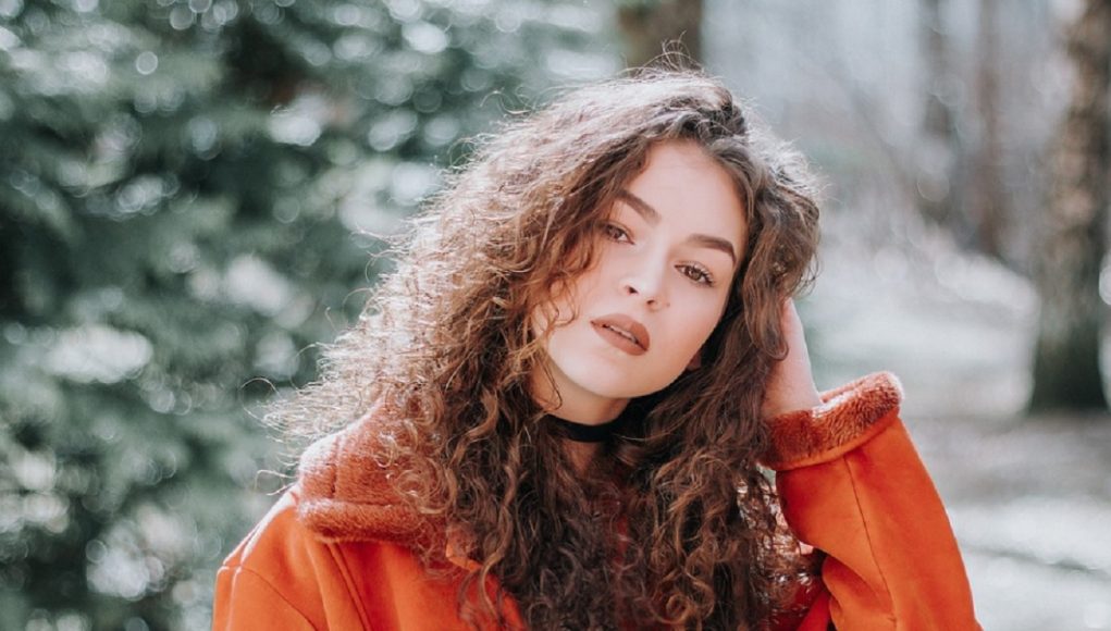 prendre soin cheveux bouclés en hiver