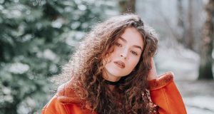 Prendre soin de ses cheveux bouclés en hiver prendre soin cheveux bouclés en hiver