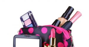 Ce que les pros glissent toujours dans leur trousse de maquillage et que vous oubliez encore Trousse de maquillage