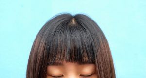 Couper sa frange rideau soi-même : toutes nos astuces couper sa frange rideau