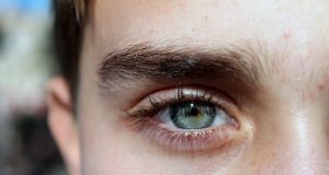 Sourcils épais : Tous nos conseils pour les discipliner sourcils épais
