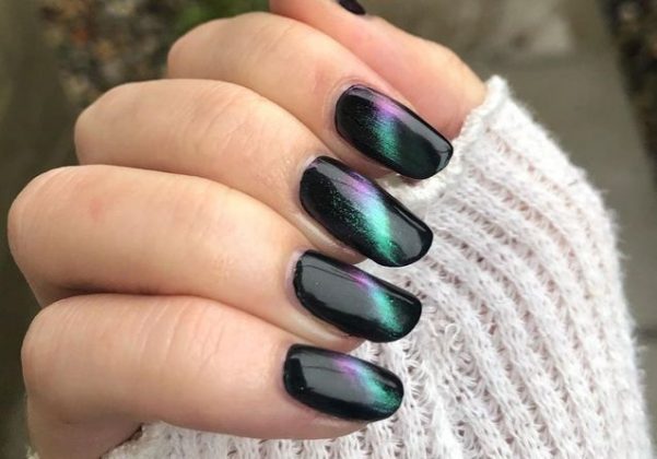avoir-des-ongles-effet-cat-eye-le-nail-art-le-plus-populaire-du-moment