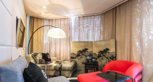 3 tendances luminaires 2022 lampadaire dans une pièce