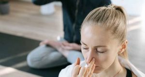 5 exercices de yoga facial efficaces pour prendre soin de votre visage yoga facial
