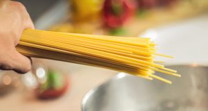 Ajouter du sel dans l’eau des pâtes : Bonne ou mauvaise idée ? sel eau de cuisson